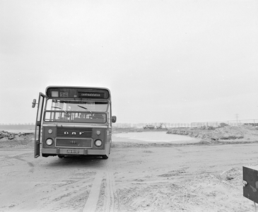 881468 Afbeelding van een autobus van het G.V.U. op een bouwterrein bij Maarssenbroek te Maarssen.